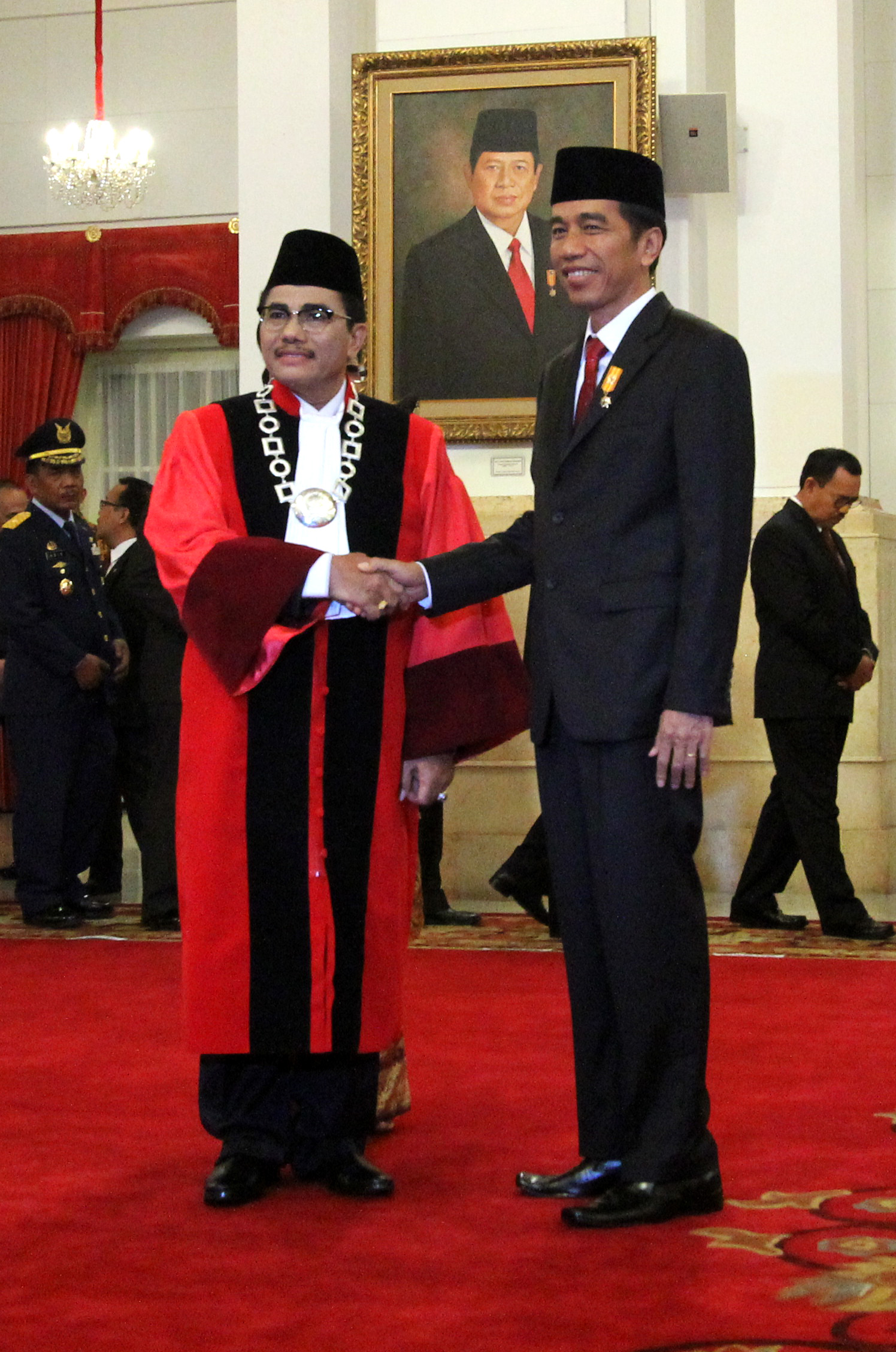 Ketua Hakim Konstitusi Manahan Sitompul bersama Presiden Joko Widodo