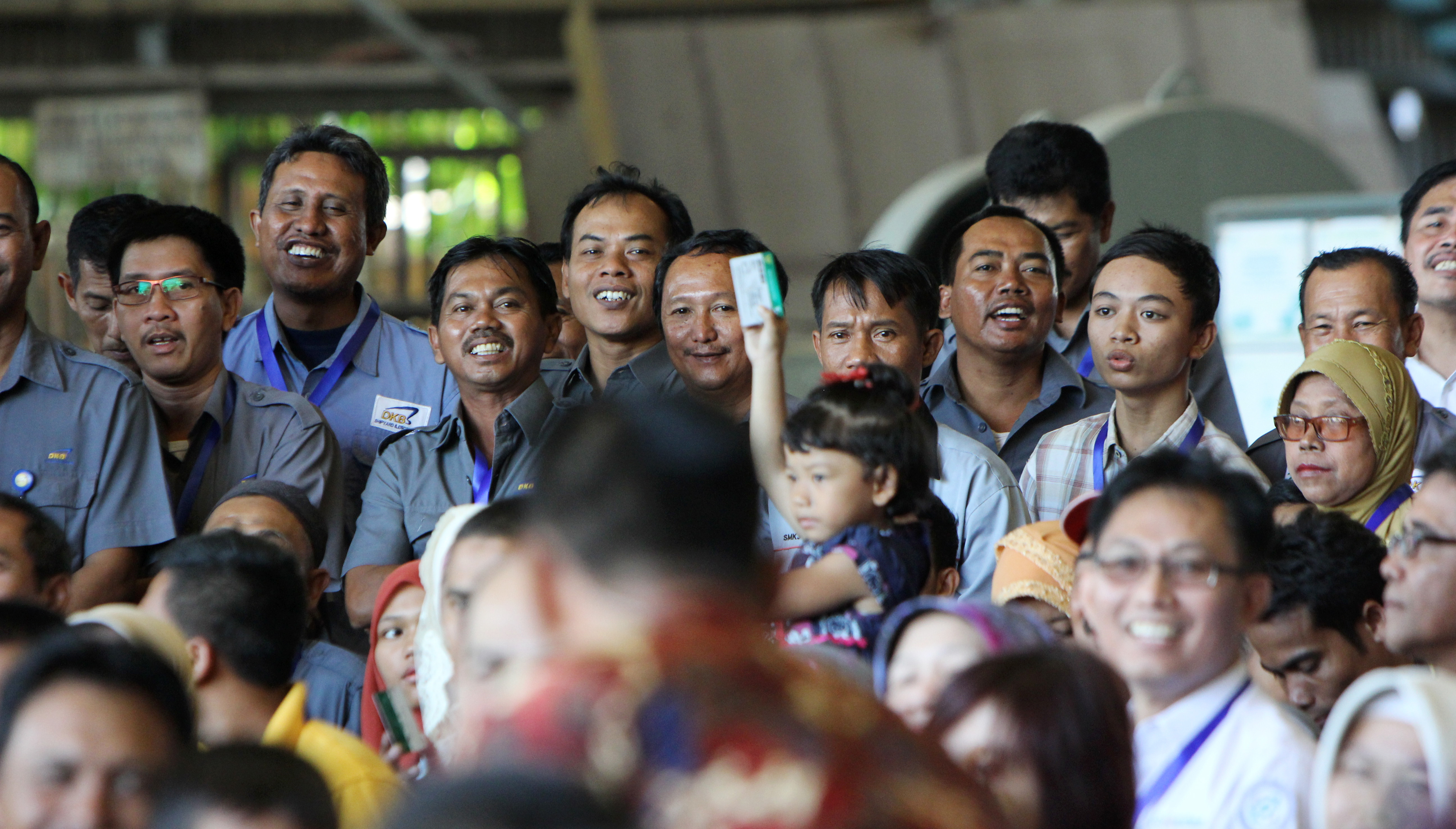 Pekerja Buruh dan keluarga PT Dok dan Perkapalan Kodja Bahari saat penyerahan Kartu Indonesia Sehat 28 April 2015