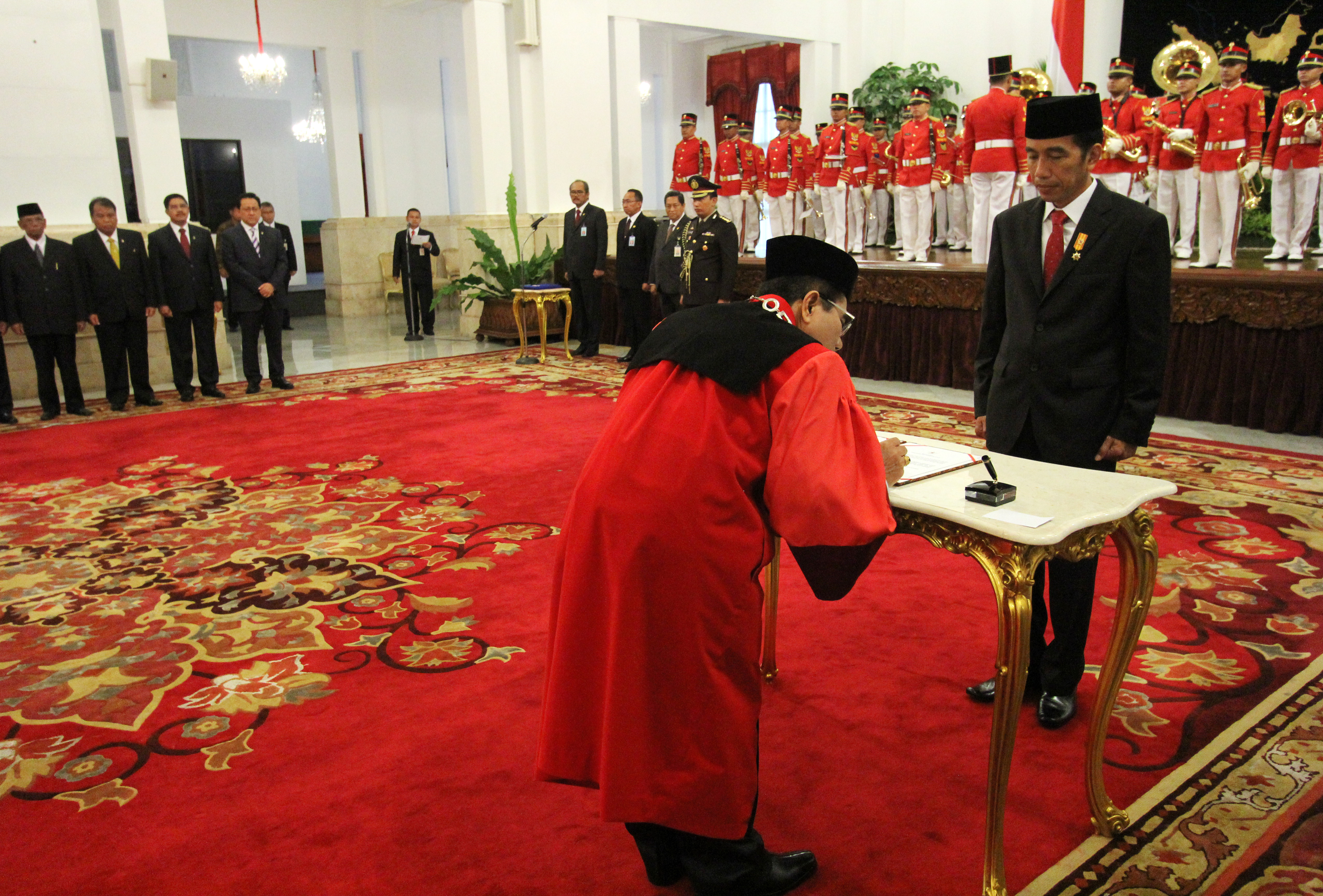 Penandatangan Hakim Konstitusi Manahan Sitompul dihadapan Presiden RI Joko Widodo di Istana Negara 28 April 2015