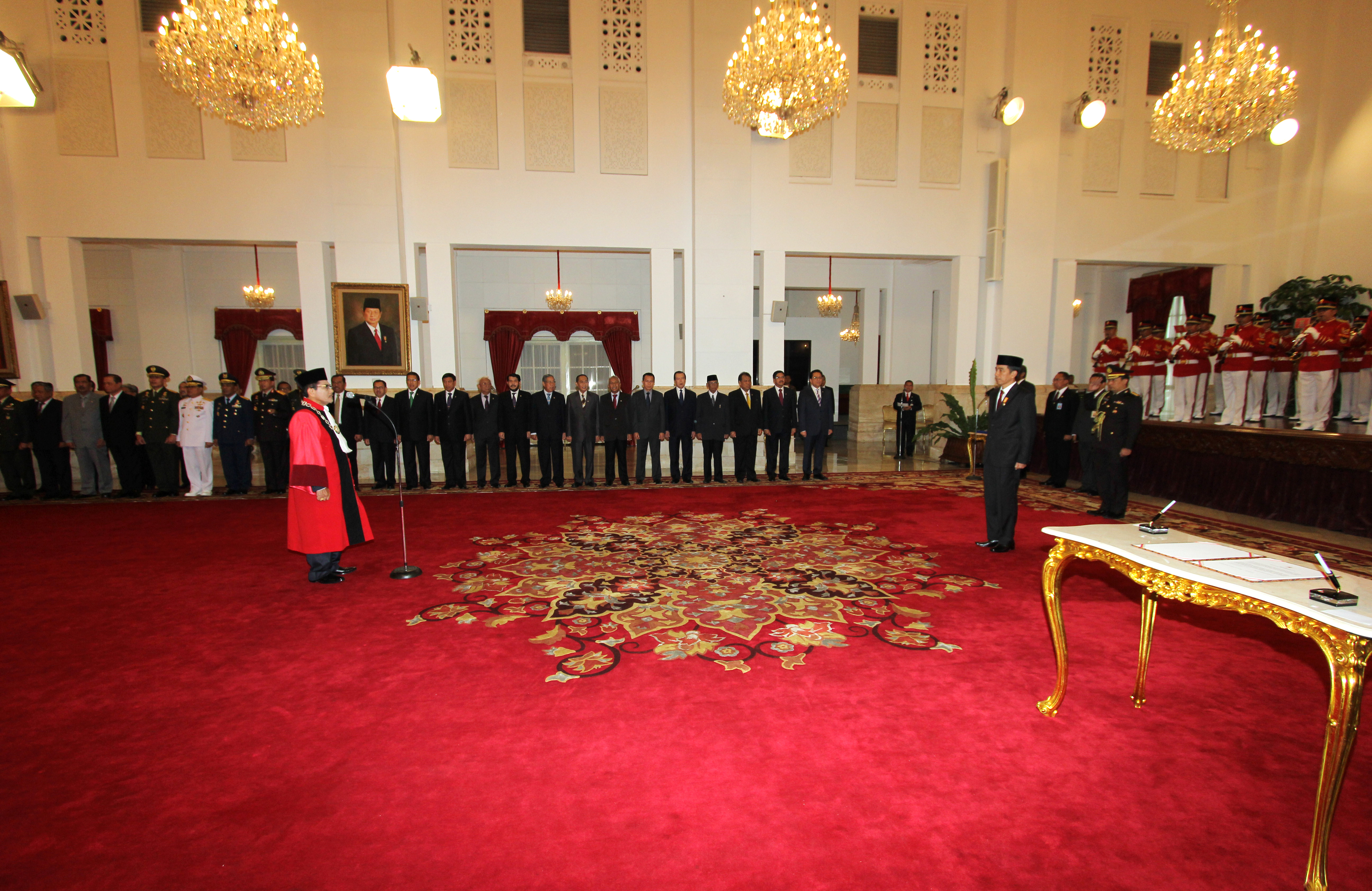 Pengucapan Sumpah Hakim Konstitusi Manahan Sitompul di hadapan Presiden Republik Indonesia di Istana Negara