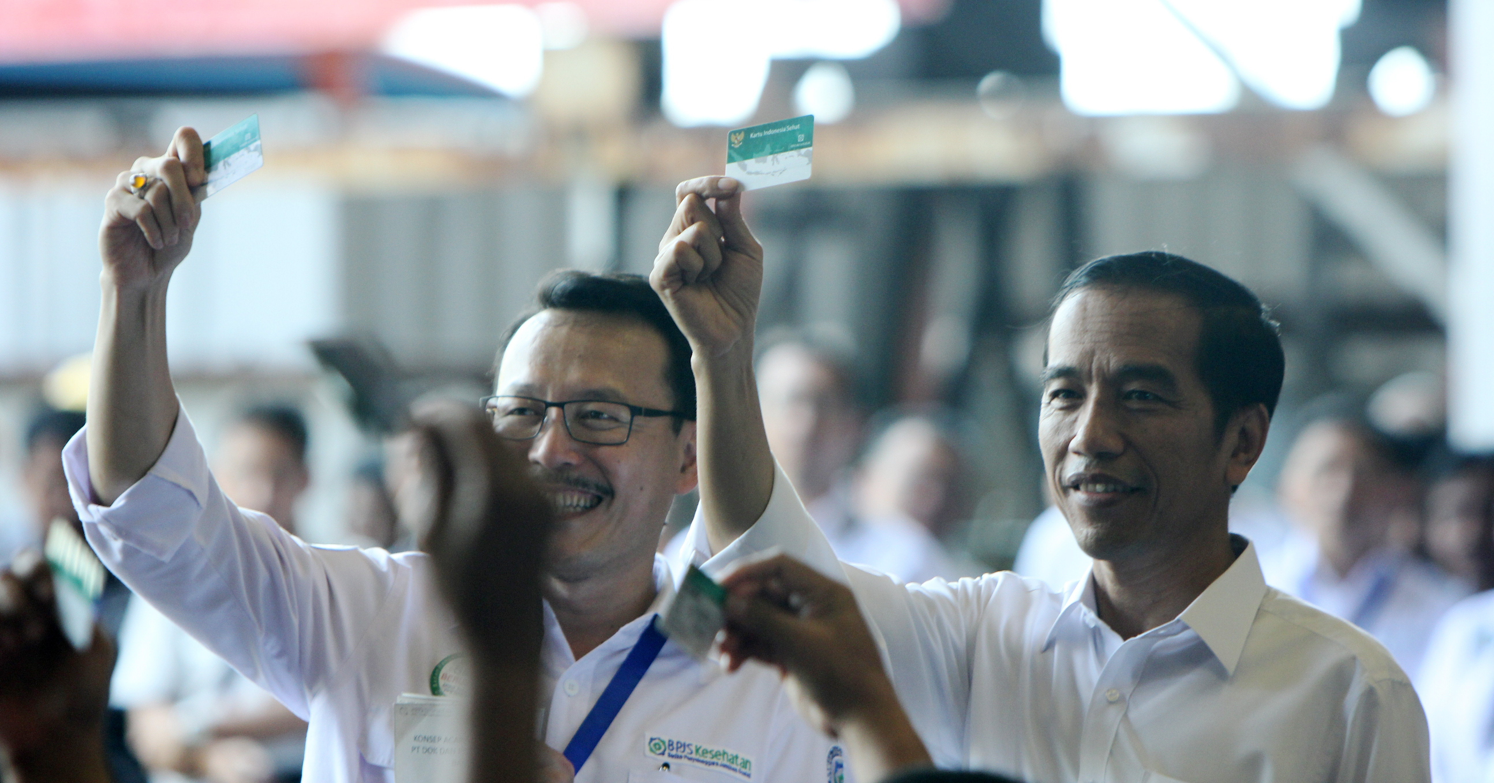 Presiden Jokowi Bersama Dirut PT BPJS Kesehatan Saat Penyerahan Kartu Indonesia Sehat