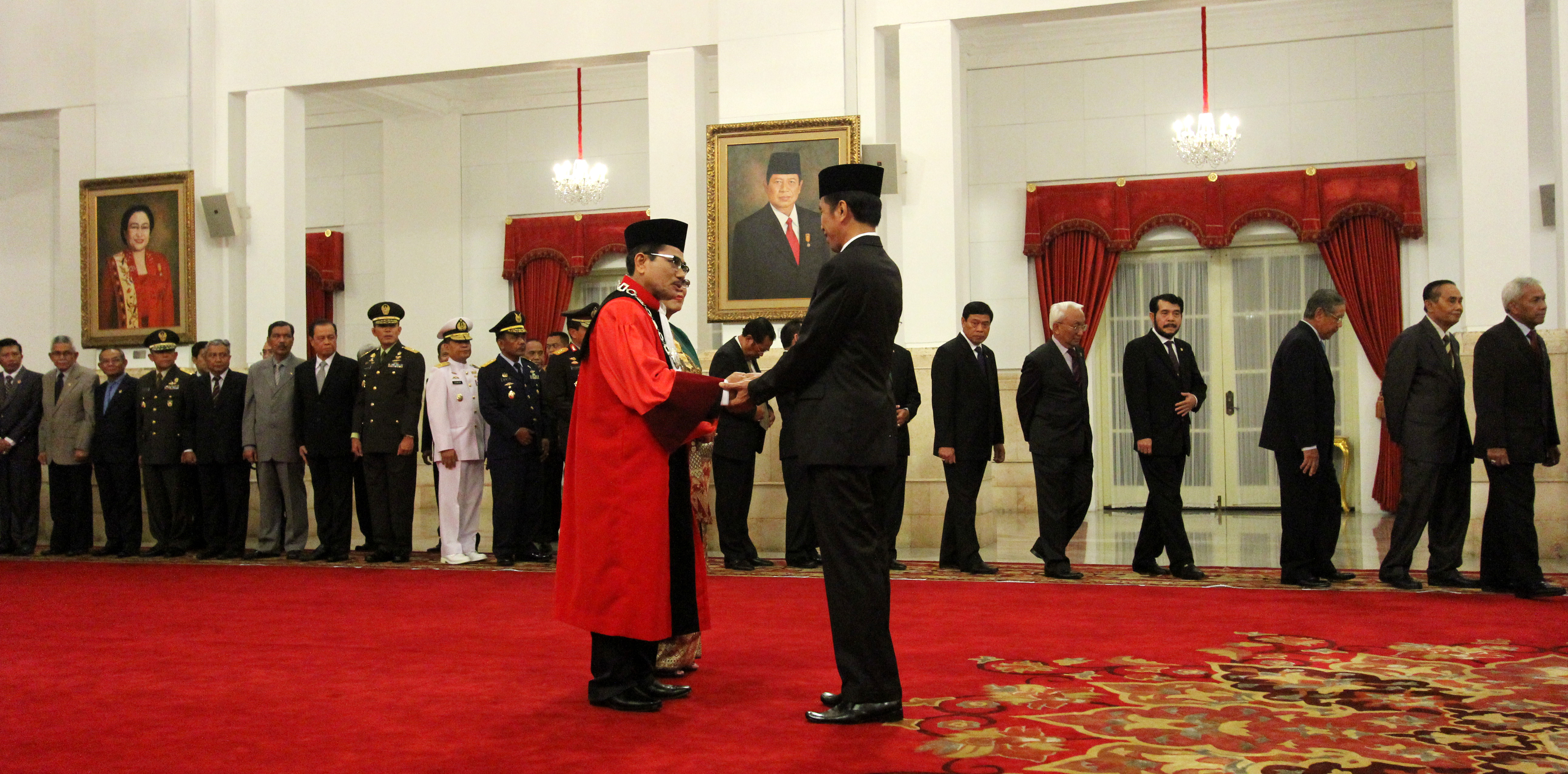 Presiden Jokowi Memberikan Ucapan Selamat Kepada Ketua Hakim Konstitusi Manahan Sitompul