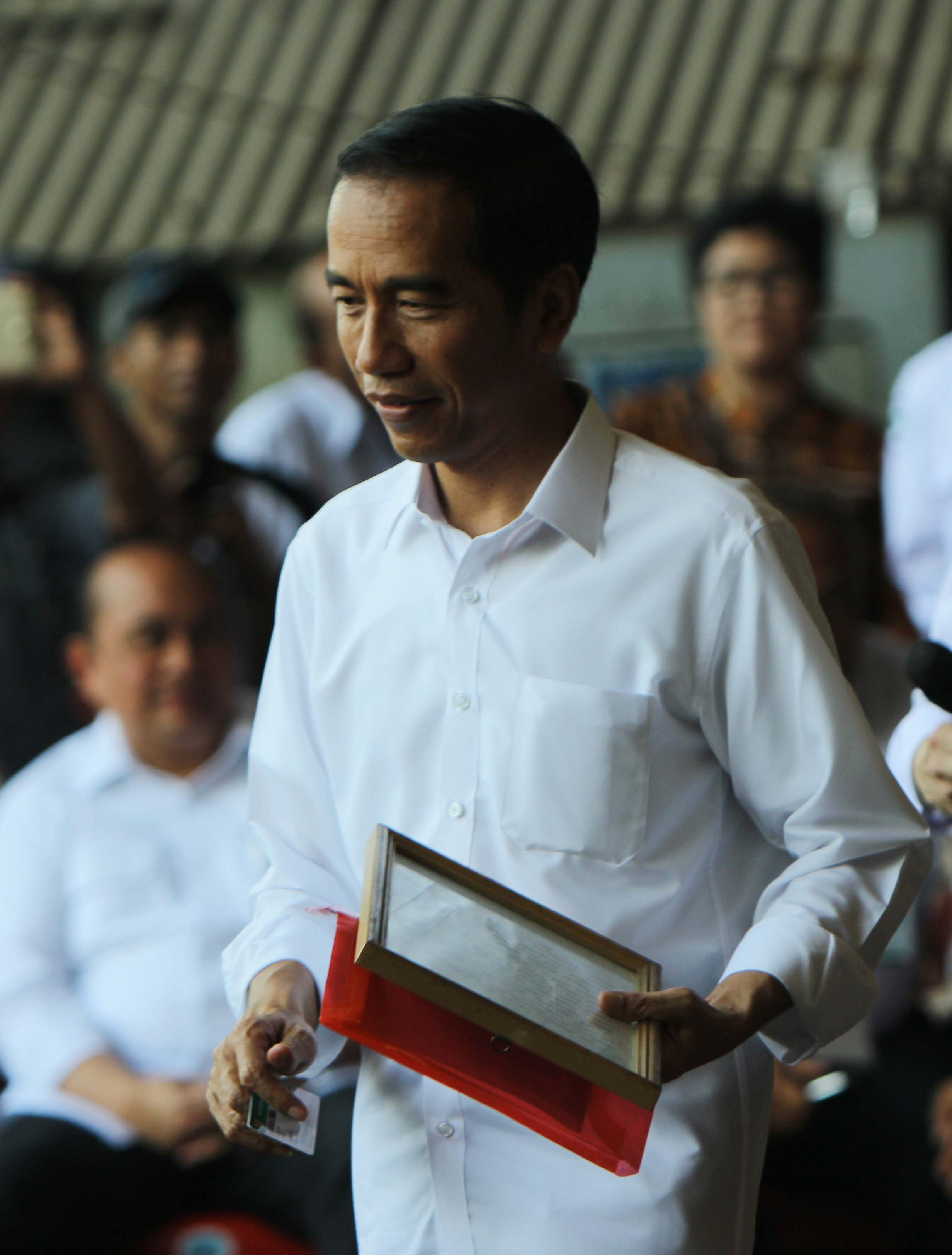 Presiden Jokowi Mendapatkan Bingkisan dari Pekerja PT Dok dan Perkapalan Kodja Bahari