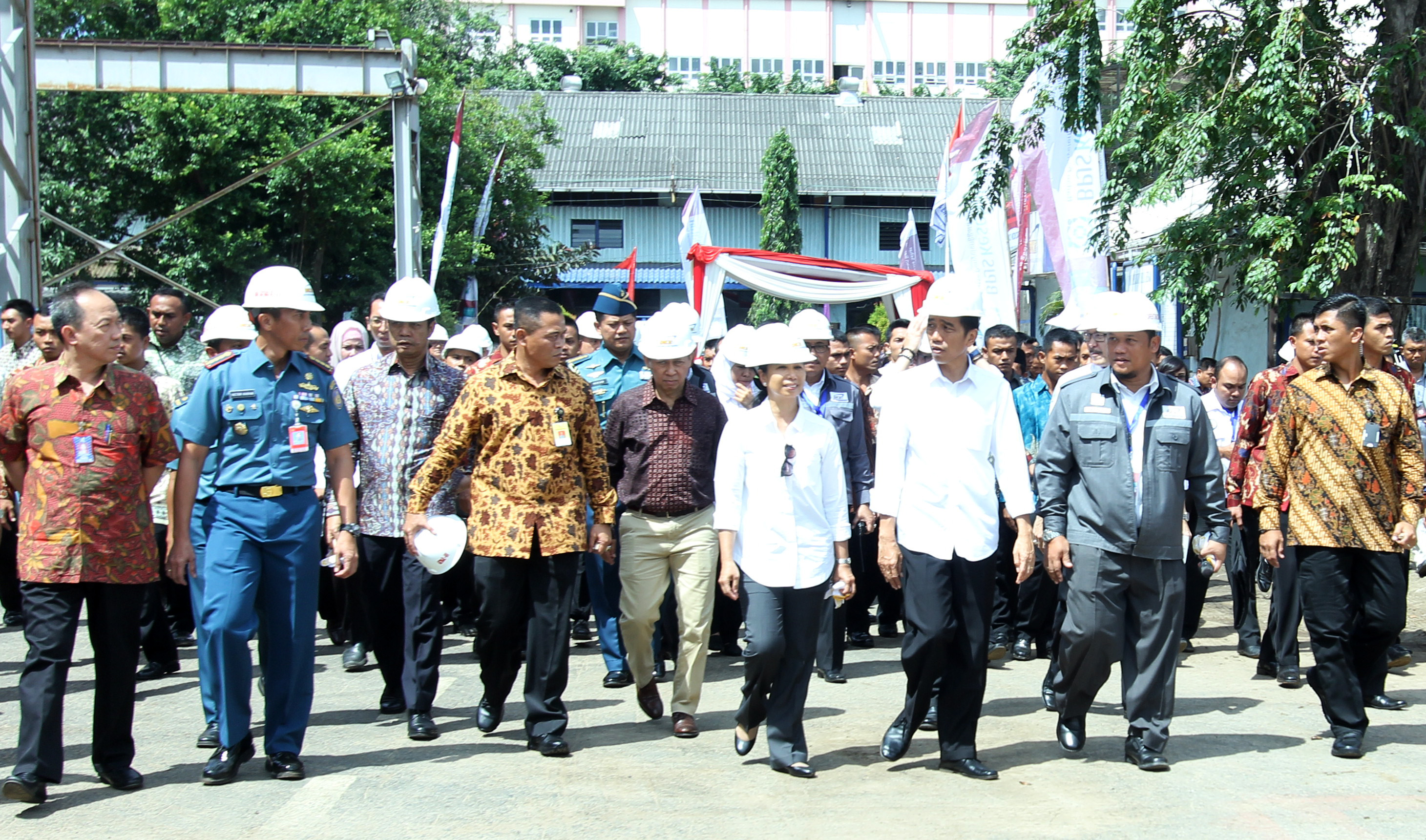 Presiden Jokowi Usai Penyerahan KIS Meninjau PT Dok dan Perkapalan Kodja Bahari yang sudah berdiri sejak tahun 1967