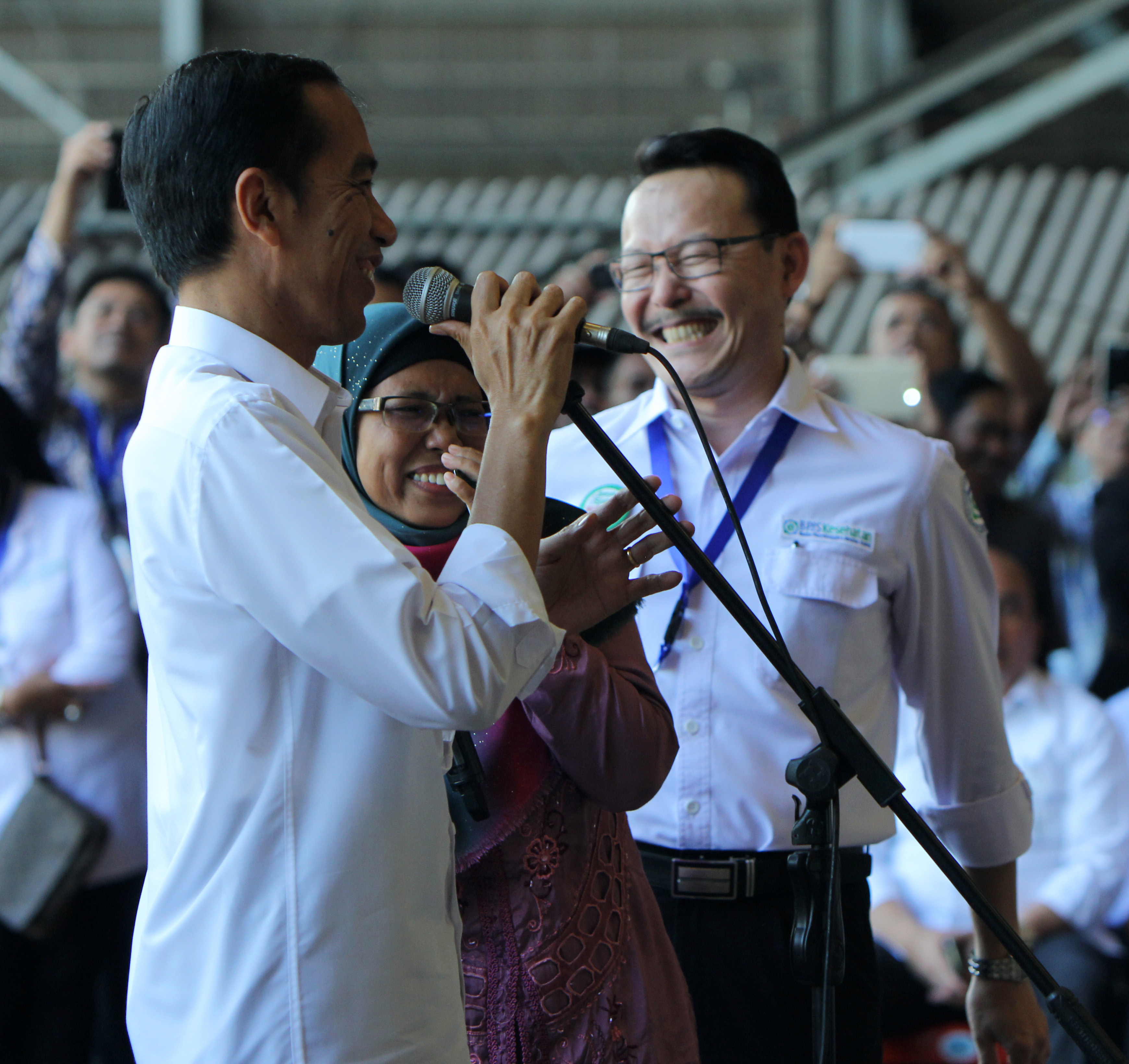 Presiden Jokowi dengan salah satu penerima Kartu Indonesia Sehat 28 April 2015