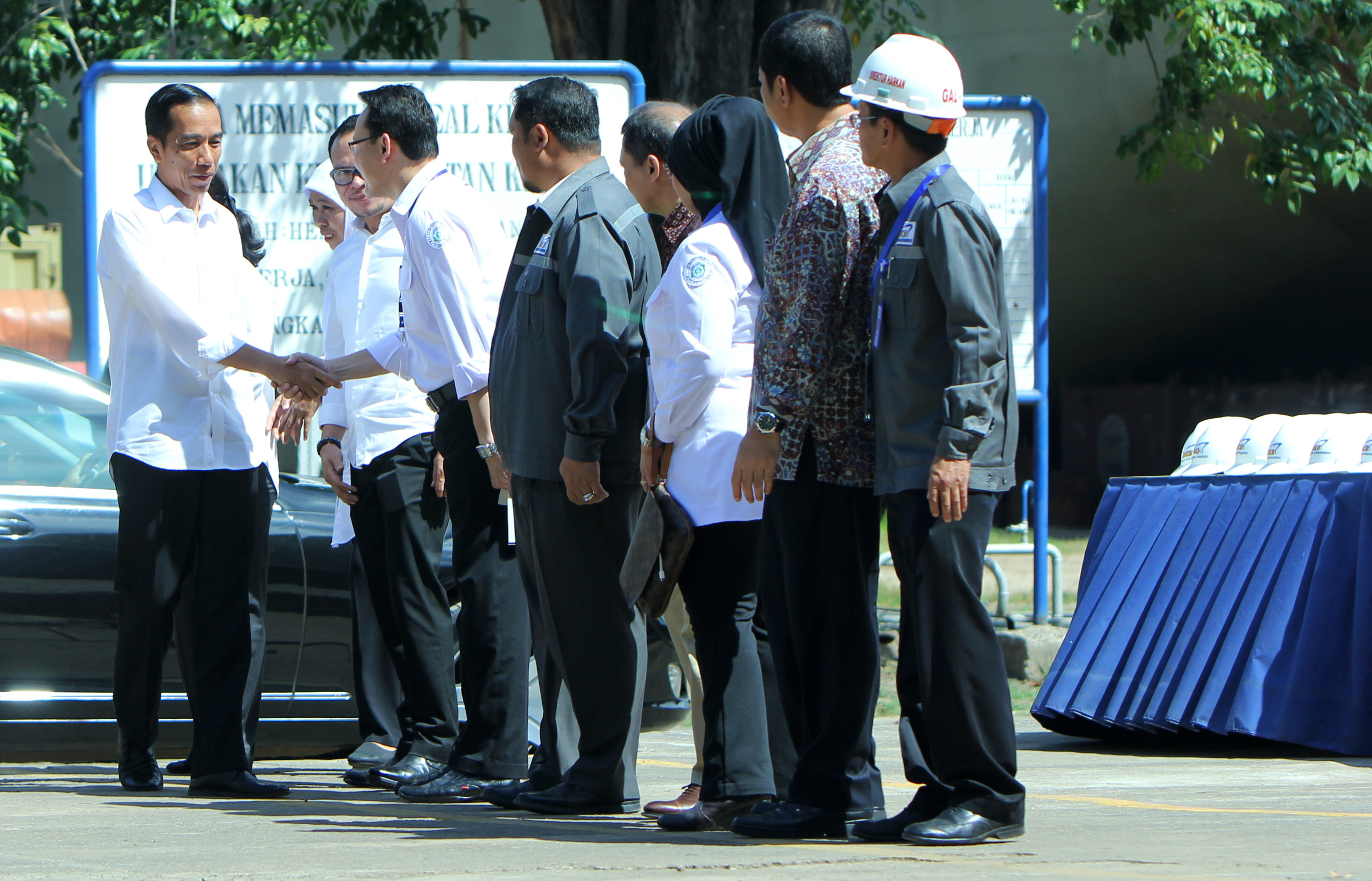 Presiden Jokowi disambut Dirut BPJS Kesehatan dr Fachmi Idris saat Penyerahan Kartu Indonesia Sehat kepada pekerja dan buruh 28 April 2015