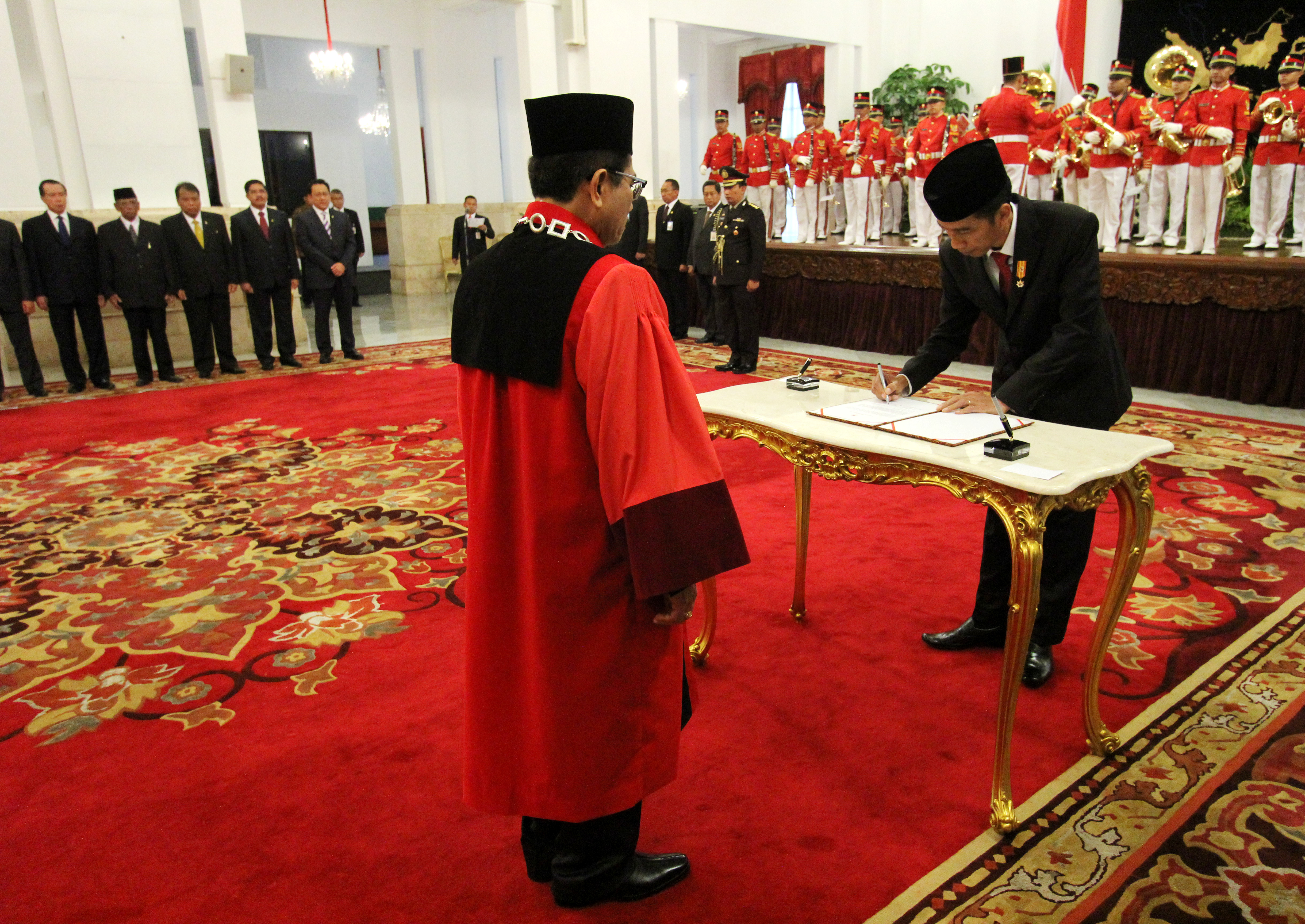 Presiden RI Joko Widodo Menandatangani Pengangkatan Hakim Konstitusi Manahan Sitompul di Istana Negara 28 April 2015