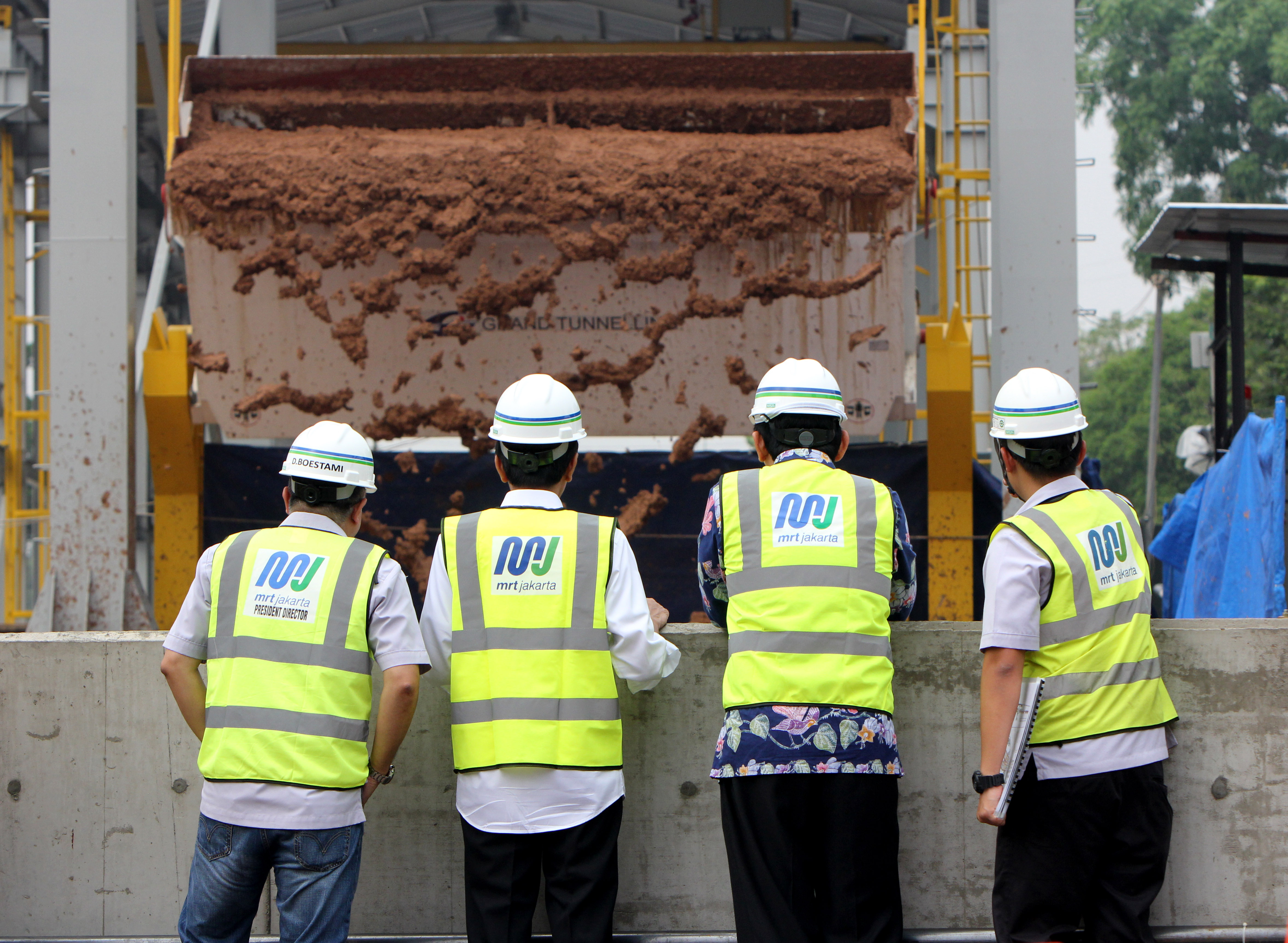 Presiden Menyaksikan Pembuangan Tanah Dari Pengeboran Terowongan MRT Jakarta. FOTO : VIBIZMEDIA.COM/RULLY