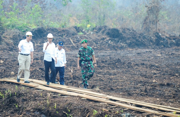Presiden Joko Widodo Meninjau Lokasi Penanganan Pemadaman Api di Lahan Gambut Kab. Pulang Pisau Prov Kalimantan Tengah
