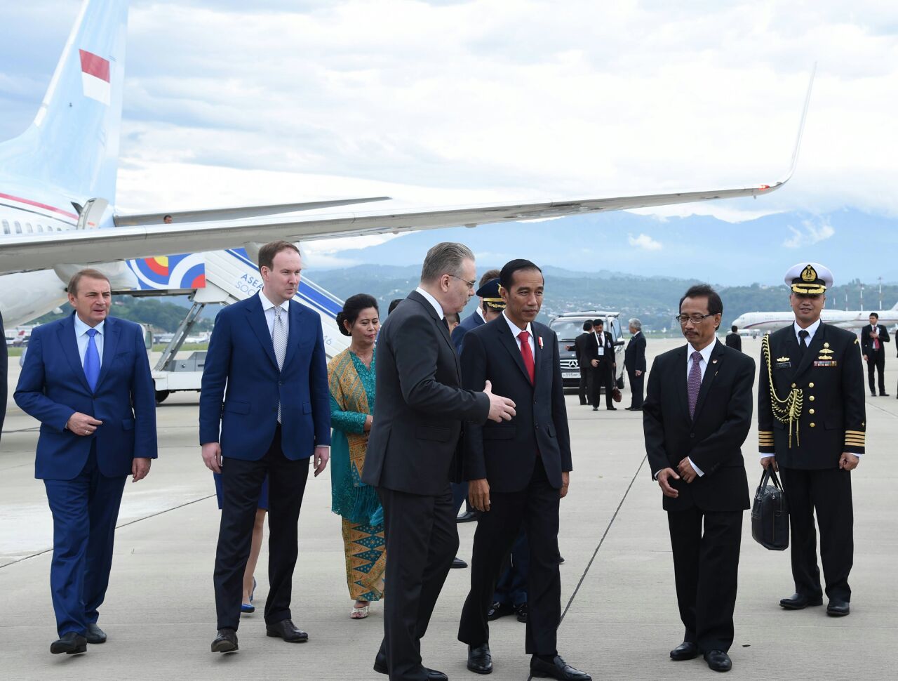 Presiden Jokowi Tiba di Bandara Sochi, Rusia. FOTO : VIBIZMEDIA.COM/INTAN