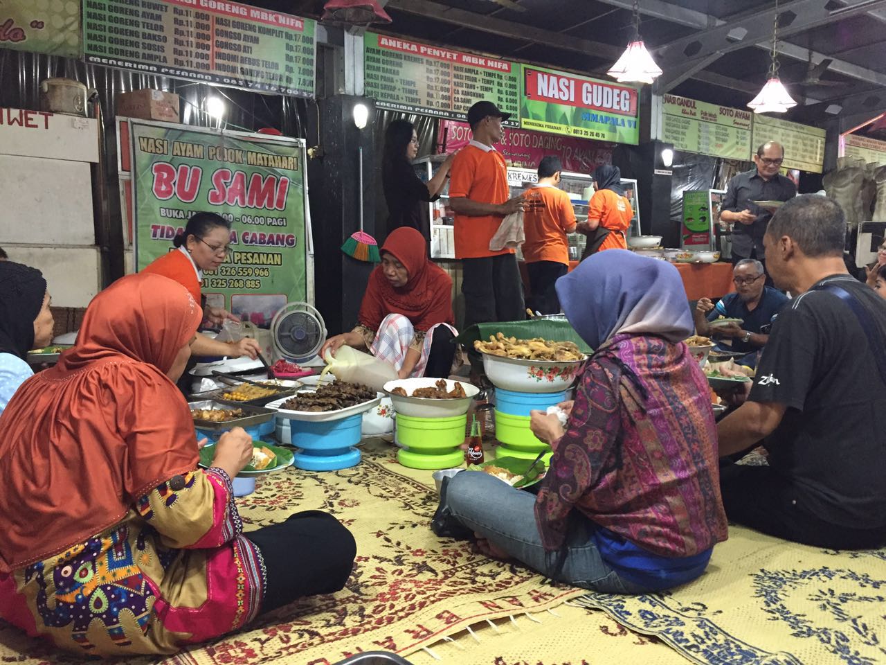 Suasana makan lesehan yang "gayeng" di nasi liwet Bu Sami (Photo: Fanny Sue/ VM)