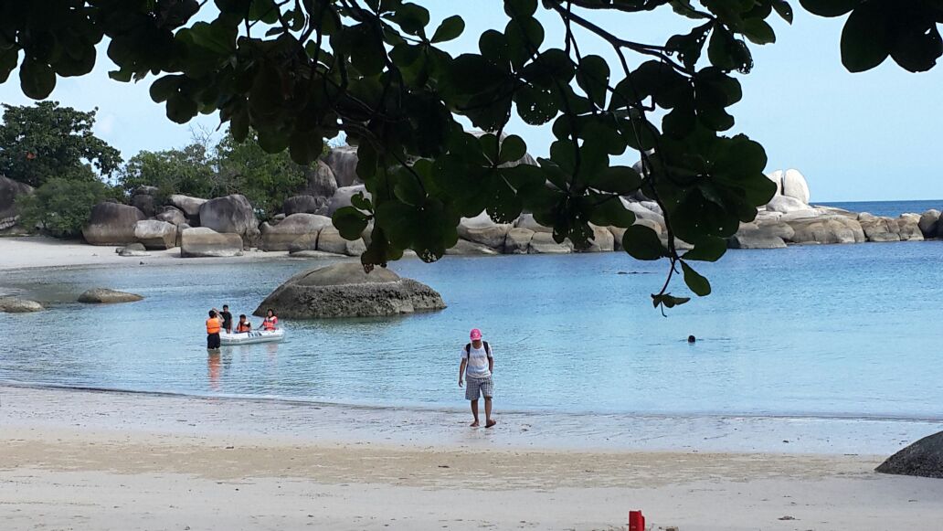 Pengunjung menikmati pantai Tanjung Tinggi di hari libur Lebaran 6 Juli 2016 (Photo: Vibizmedia/ Sianne Putri)