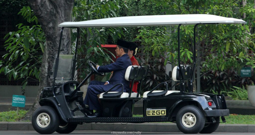 Presiden Joko Widodo mengendarai buggy sendiri bersama Ibu Iriana Jokowi di halaman Istana usai pelantikan Kapolri Tito Karnavian di Istana Negara, Rabu, 13 Juli 2016. FOTO : VIBIZMEDIA.COM/RULLY
