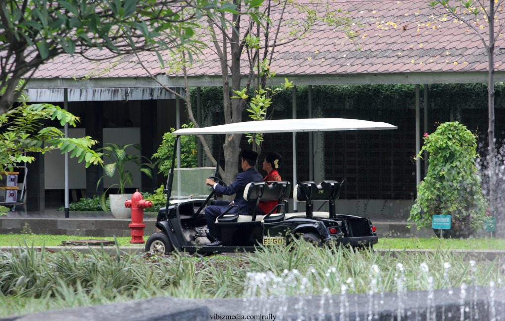 Presiden Joko Widodo mengendarai buggy sendiri bersama Ibu Iriana Jokowi di halaman Istana usai pelantikan Kapolri Tito Karnavian. FOTO : VIBIZMEDIA.COM/RULLY