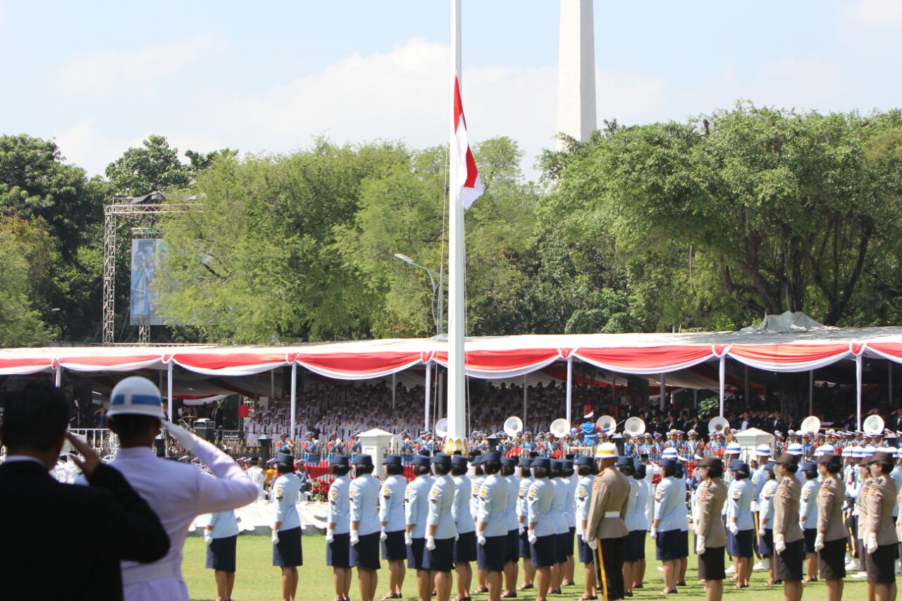 Pengibaran bendera sang Merah Putih HUT RI ke-71 (Photo: Mark Sinambela/ Vibizmedia)