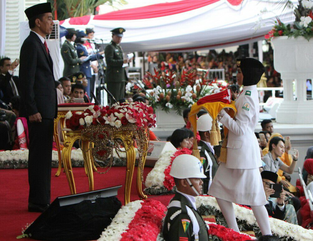 Istana untuk rakyat terwujud dalam prosesi upacara peringatan HUT ke-71 kemerdekaan RI di Istana Kepresidenan Jakarta, Rabu (17/8), Peringatan yang lebih semarak disuguhkan dengan tanpa mengurangi kesakralannya. Tahun 2016 ini, jumlah tamu yang diundang Presiden didominasi masyarakat umum mencapai 70% dan 30% sisanya pejabat negara dan perwakilan negara sahabat. Sebanyak 2.210 masyarakat umum dari latar belakang dan profesi yang berbeda diundang. FOTO : VIBIZMEDIA.COM/RULLY