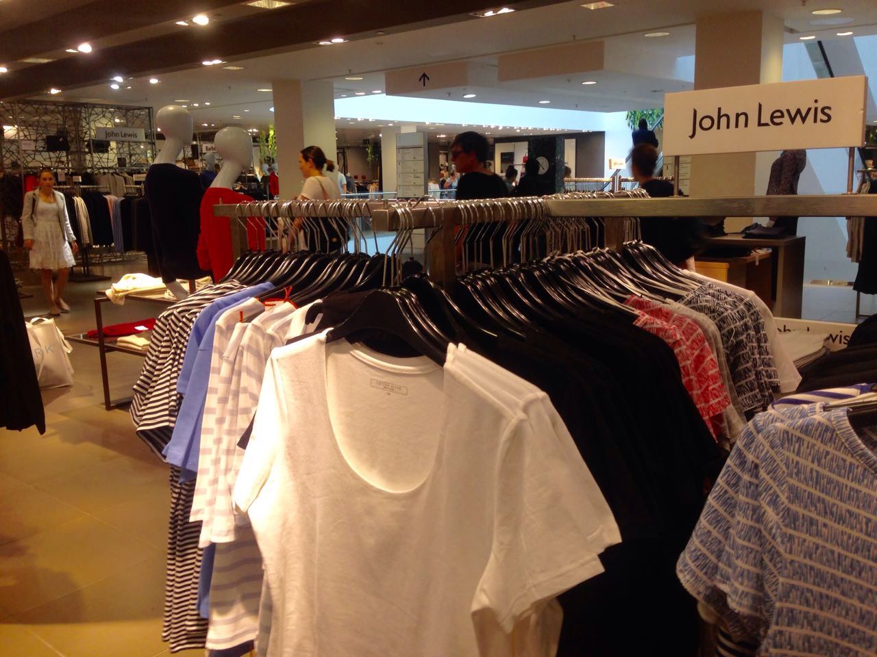 Suasana counter fashion wanita di John Lewis Department Store Oxford Street di London (Photo Fanny Sue/ Vibizmedia, pukul 16.24, 15 Aug 2016)