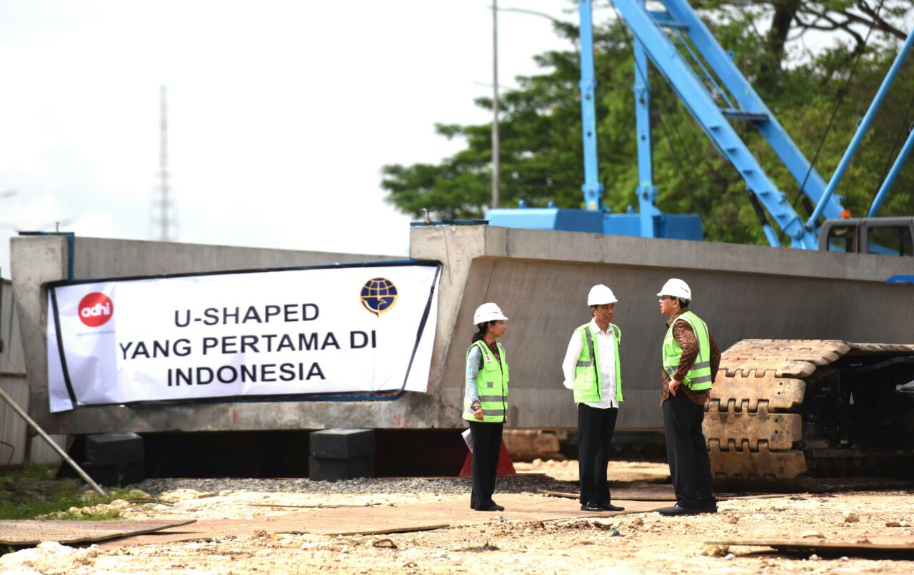 Presiden Jokowi meninjau pembangunan proyek LRT, di Cibubur, Jakarta, Jumat (30 Sep). Foto Humas Setkab.