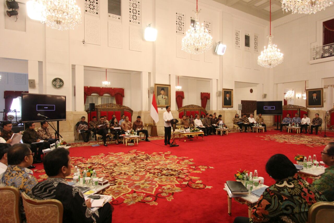 Presiden Joko Widodo memimpin Sidang Kabinet Paripurna membahas hasil kunjungan kerja Presiden RI ke Tiongkok dan Laos serta evaluasi kebijakan ekonomi di Istana Negara, Jakarta. Jumat, 9 September 2016 (Photo: Maruli Sinambela/ Vibizmedia)