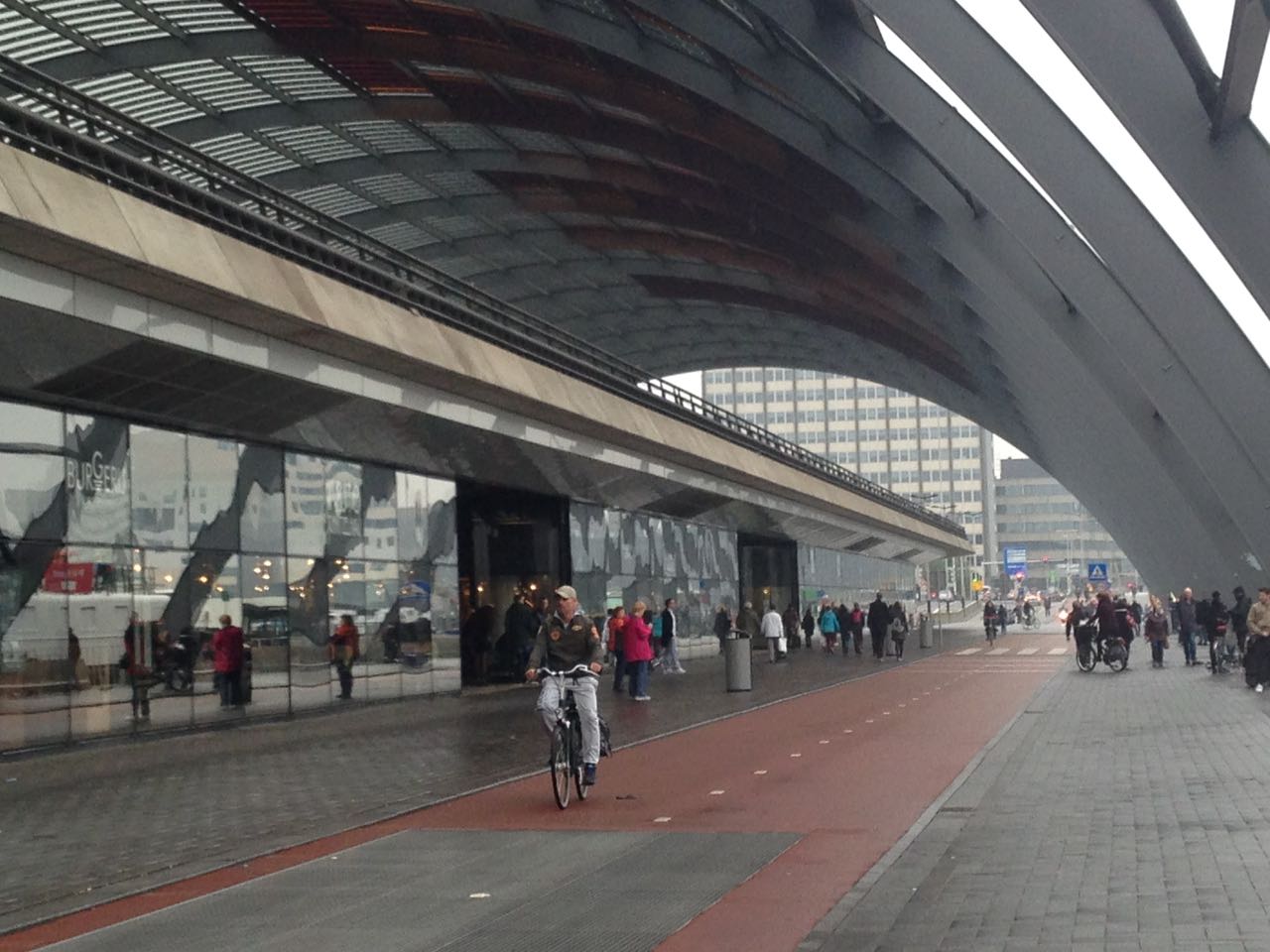 Amsterdam Centraal seperti nampak pada gambar adalah stasiun kereta api terbesar di Amsterdam, Belanda.(Photo: Fanny Sue/ Vibizmedia/ Oct 2016)