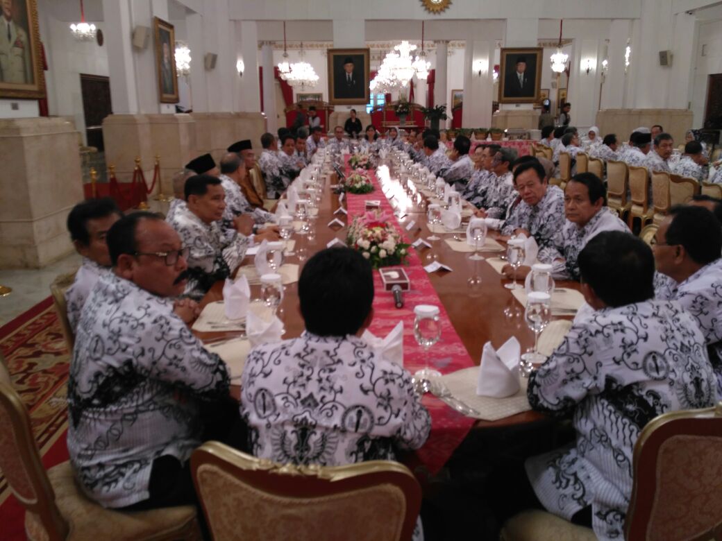 Presiden Joko Widodo makan siang dengan seluruh pengurus PGRI se Indonesia di Istana Negara (Photo: Mark Sinambela/ Vibizmedia.com)