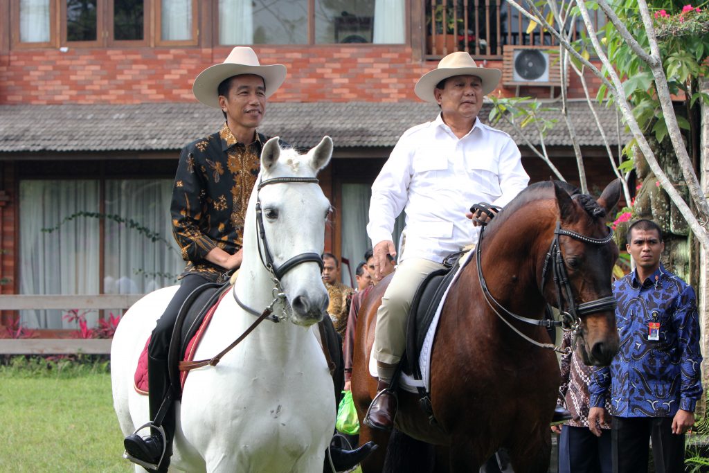 Presiden Joko Widodo menunggangi kuda milik Prabowo yang bernama Salero, sedangkan Prabowo menunggangi kuda coklat bernama Princite di Padepokan Garuda Yaksa, Bogor. FOTO : VIBIZMEDIA.COM/RULLY
