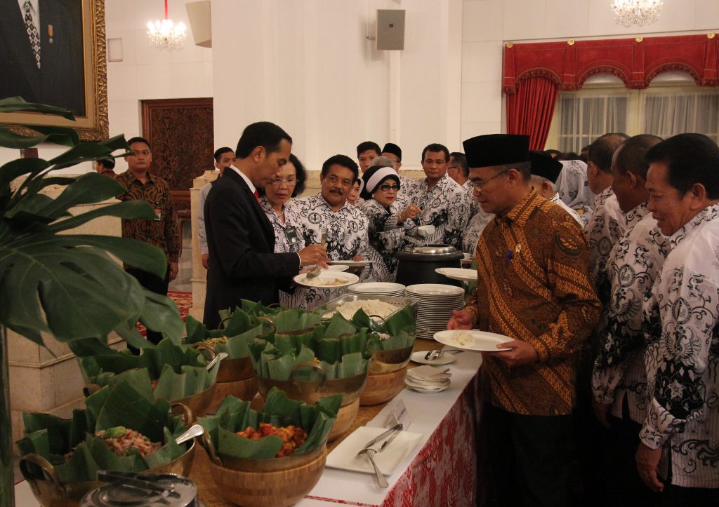 Presiden Jokowi menjamu makan siang pengurus PGRI di Istana Negara. FOTO : VIBIZMEDIA.COM/RULLY