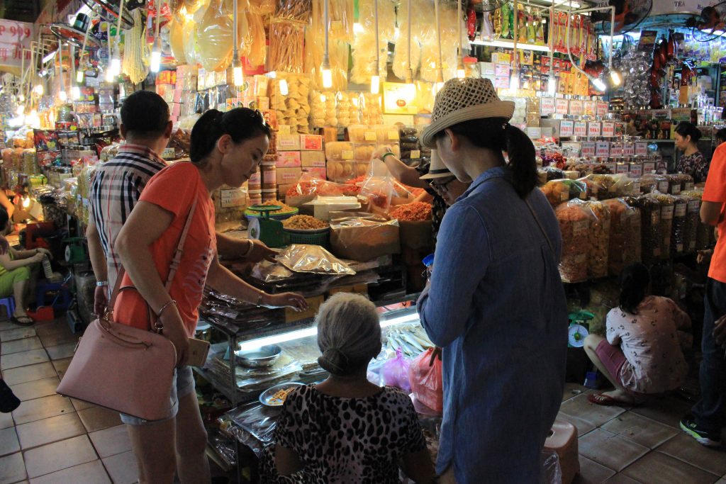 Rupa-rupa jualan yang diperdagangkan di Pasar Ben Thanh, Vietnam. FOTO : VIBIZMEDIA.COM/RULLY
