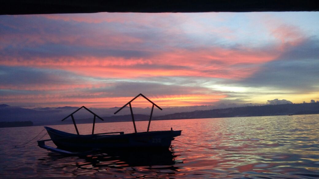 Sunset di Pantai Pasir Putih Mansinam, Papua (Photo: Ira/Vibizmedia.com), Nov 2016.