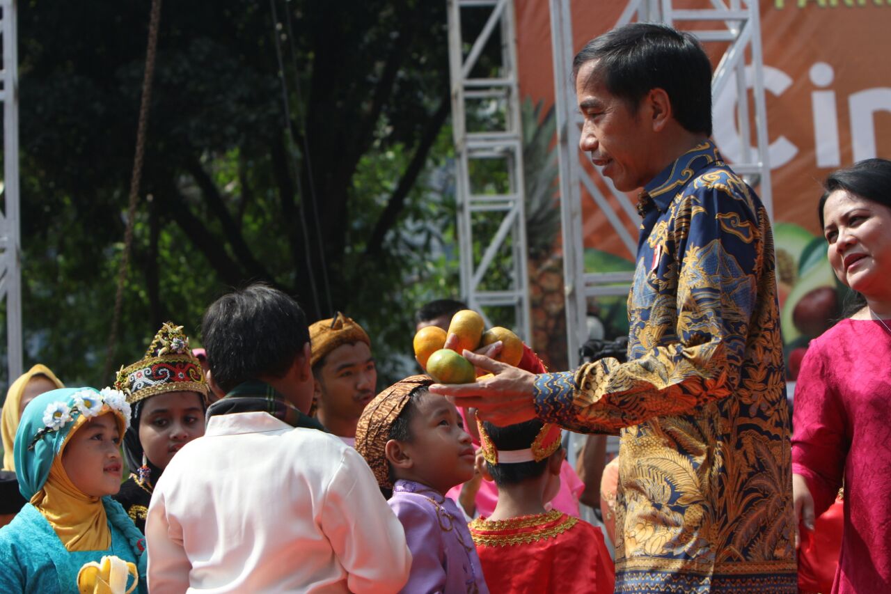 Presiden Joko Widodo membagikan buah pada anak-anak dalam acara Pencanangan Gemar Makan Buah Nusantara dalam rangka Fruit Indonesia 2016 (Photo: Rully/ Vibizmedia.com)