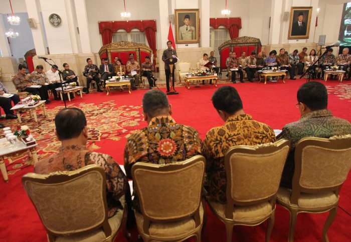 Presiden Joko Widodo bersama Wakil Presiden Jusuf Kalla memimpin Sidang Kabinet Paripurna membahas APBN 2017 di Istana Negara