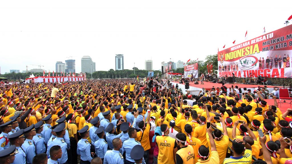 Ribuan masyarakat menyatakan dirinya untuk kesatuan NKRI dalam apel bersama Nusantara Bersatu di Monas, Jakarta. FOTO : VIBIZMEDIA.COM/RULLY