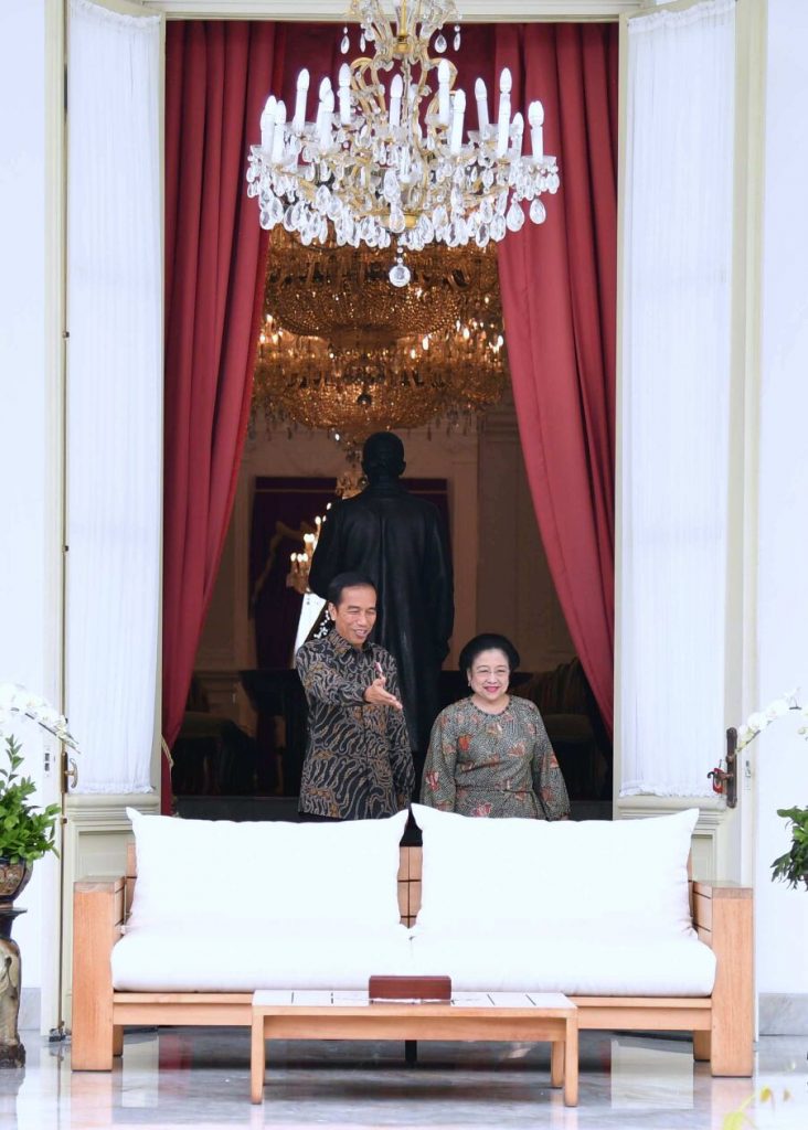 Silaturahmi Presiden Joko Widodo bersama Presiden RI kelima Megawati Soekarnoputri di Beranda Istana Merdeka. FOTO : SETPRES/LAILY