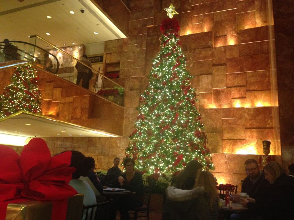 Christmas Tree at Trump Tower in Midtown Manhattan, New York. FOTO : FANNY SUE