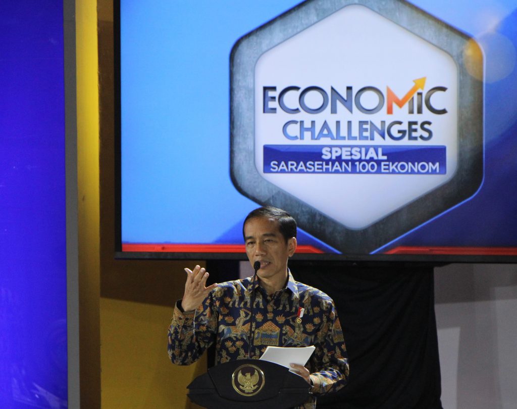 Presiden Joko Widodo berikan saran kepada para ekonom bahwa kurs Rupiah-Dolar bukan lagi tolok ukur yang tepat tetapi kurs yang relevan adalah kurs rupiah melawan mitra dagang terbesar Indonesia. FOTO : VIBIZMEDIA.COM/RULLY