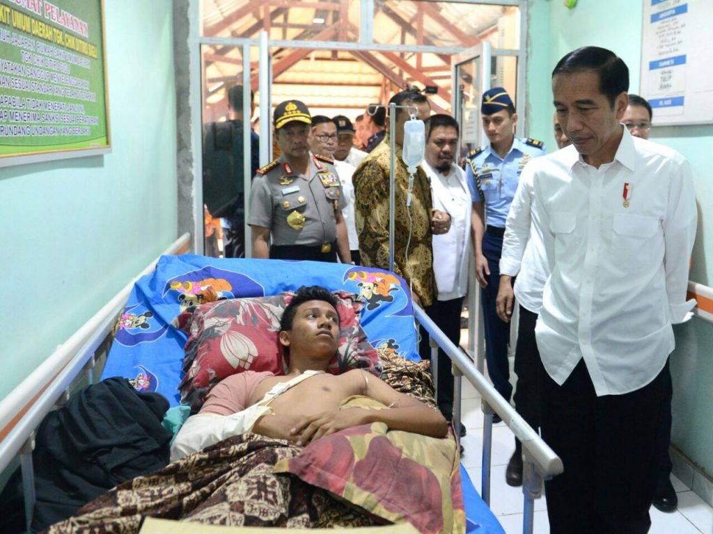 Presiden Joko Widodo dan rombongan di RSUD Tengku Chik Ditiro Sigli. FOTO : SETPRES/KRIS