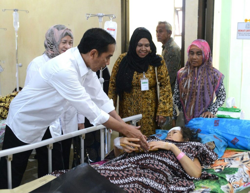 Presiden Joko Widodo dan rombongan menjenguk korban bencana gempa Pidie Jaya di Rumah Sakit Umum Daerah Tengku Chik Ditiro Sigli. FOTO