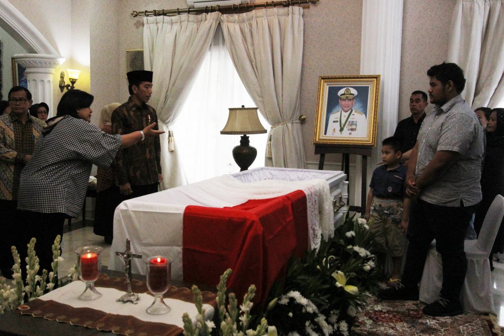 Presiden Joko Widodo melayat almarhum Wakil Kepala Staff Angkatan Laut Laksamana Madya TNI Arie H, Sembiring di rumah dinas Jl. Cut Meutia, Jakarta. FOTO : VIBIZMEDIA.COM/RULLY