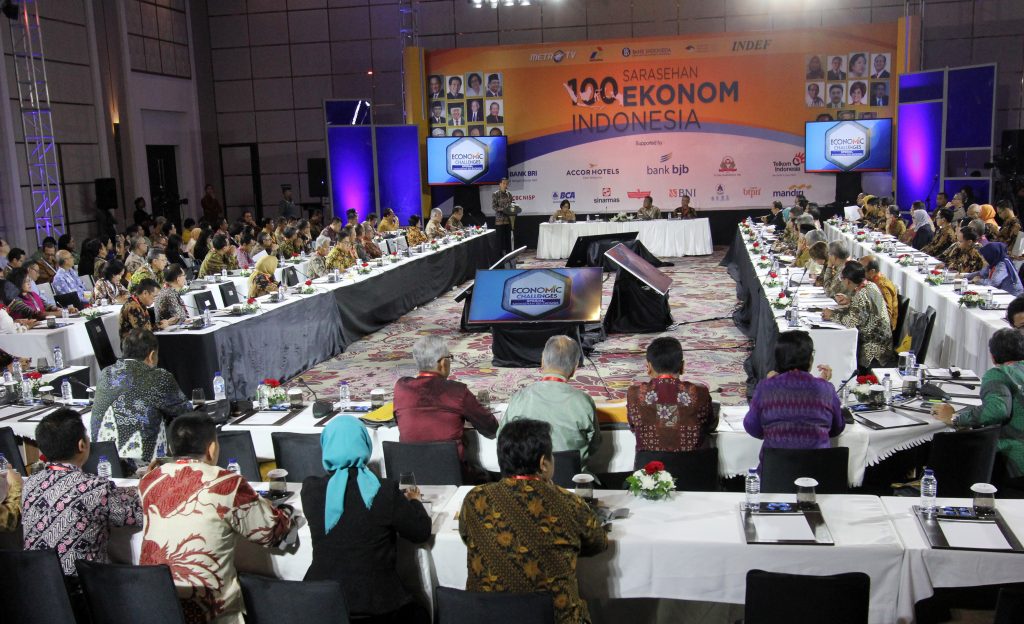 Presiden Joko Widodo membuka Sarasehan 100 Ekonom Indonesia di Ballroom Hotel Fairmont, Jakarta, Selasa 6 Desember 2016. FOTO : VIBIZMEDIA.COM/RULLY