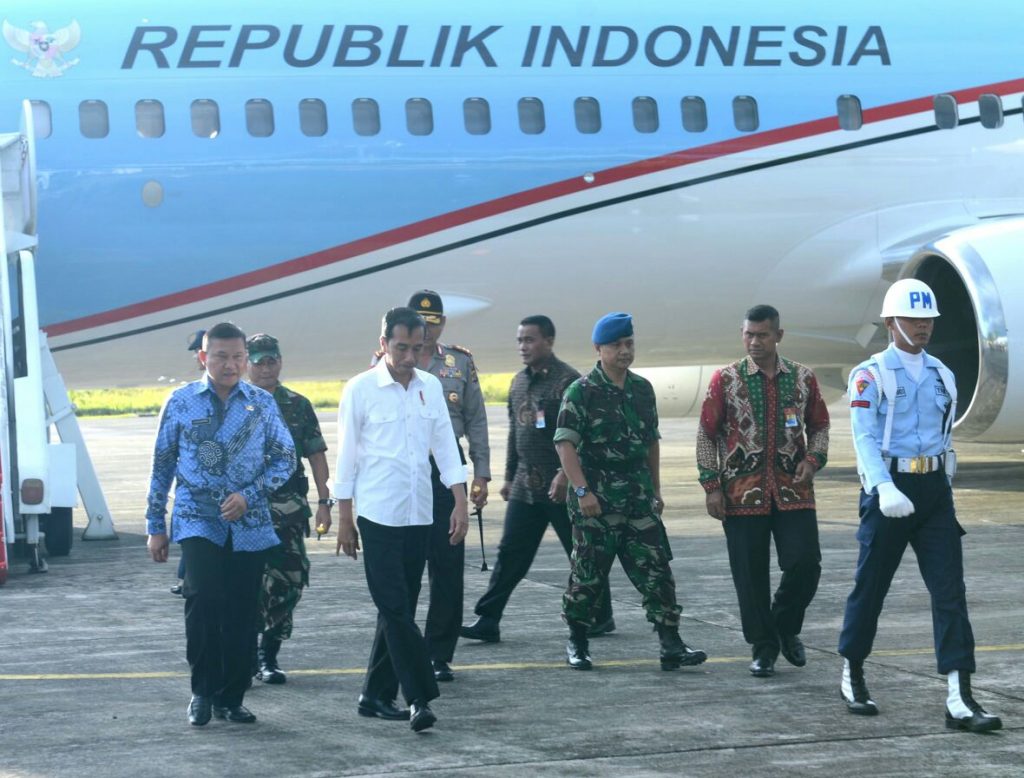 Presiden Joko Widodo tiba di Banda Aceh untuk mengunjungi korban bencana gempa bumi di Pidie Jaya. FOTO : SETPRES/KRIS