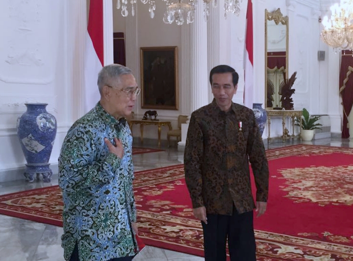 Presiden Joko Widodo menerima Try Sutrisno,Mantan Wakil Presiden Republik Indonesia ke-6 tersebut tiba di Istana Merdeka, 19 Jan 2017 (Photo Setpres)