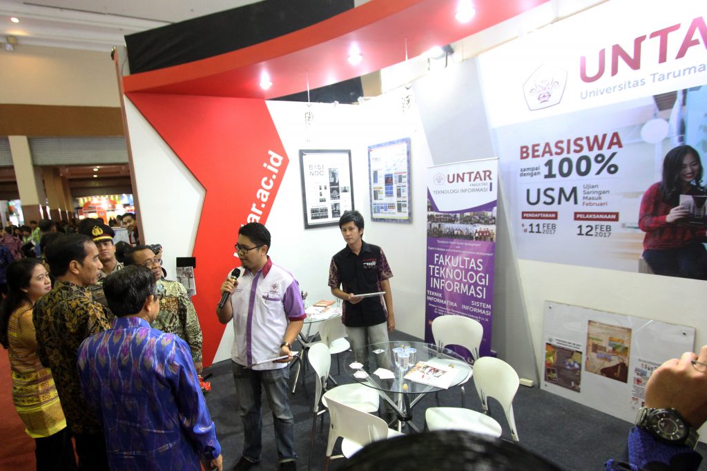 Presiden Joko Widodo melakukan peninjauan pameran pendidikan di Jakarta Convention Center. FOTO : VIBIZMEDIA.COM/RULLY
