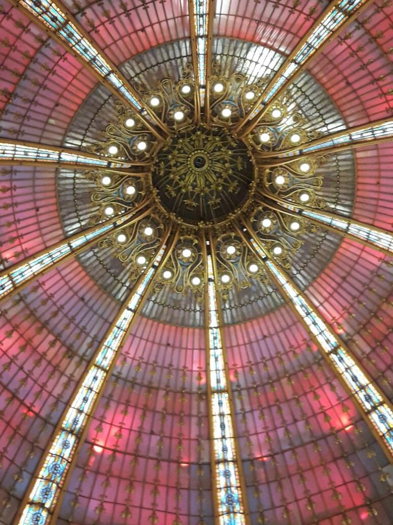 Arsitektur mewah dari Galeri Lafayette Paris, Perancis, Pusat perbelanjaan fashion di Eropa, March 2017 (Photo: Fanny Sue/ Vibizmedia.com)