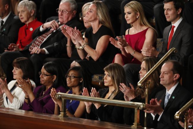Ibu Negara Melania Trump, beserta tamu lainnya, bertepuk tangan selama pidato Donald Trump, dalam sidang Kongres.