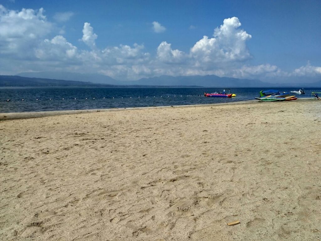 Keindahan Pantai Lumban Bulbul, Danau Toba, Balige, dengan pasir putihnya (Photo: Yudi Sinambela/ Vibizmedia.com)