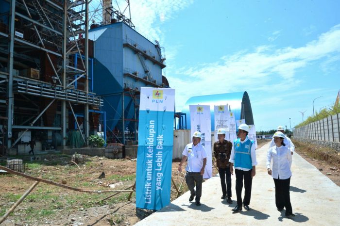 Presiden Joko Widodo meninjau proyek pembangkit listrik mangkrak di Kalimantan Barat