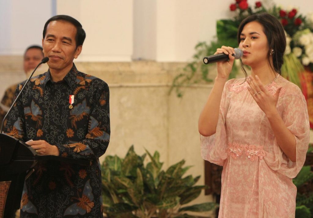 Presiden Jokowi dan penyanyi muda Raisa pada persiapan pembukaan Munas VII PAPPRI dan Peringatan Hari Musik Nasional Tahun 2017 di Istana Merdeka (Photo: Mark Sinambela/ Vibizmedia.com)