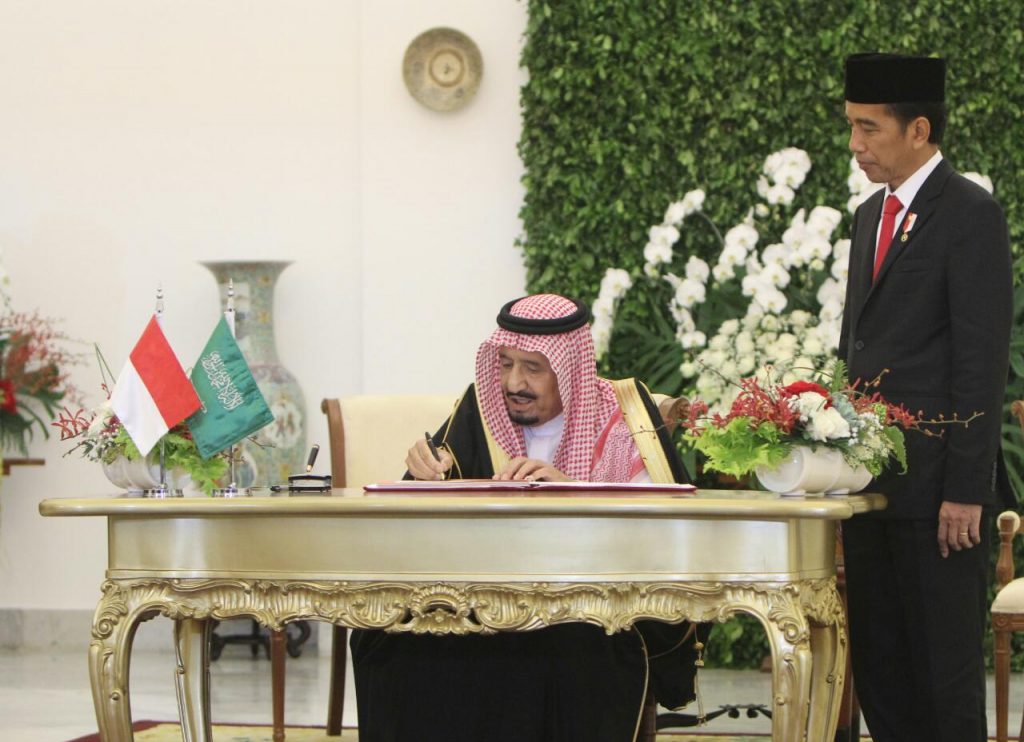 Raja Salman mengisi buku tamu kenegaraan di Istana Bogor, 1 Maret 2017 (Photo: Mark Sinambela/ Vibizmedia.com)