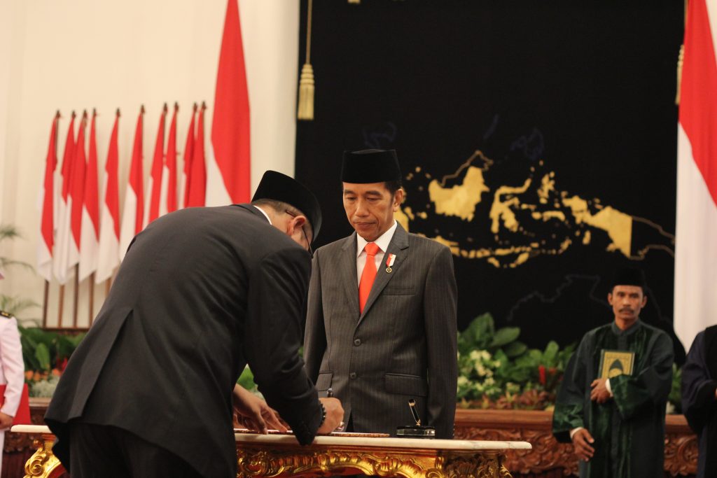 Penandatangan sumpah jabatan oleh Anggota KPU dan Bawaslu periode 2017-2022 di Istana Negara. FOTO : VIBIZMEDIA.COM/RULLY
