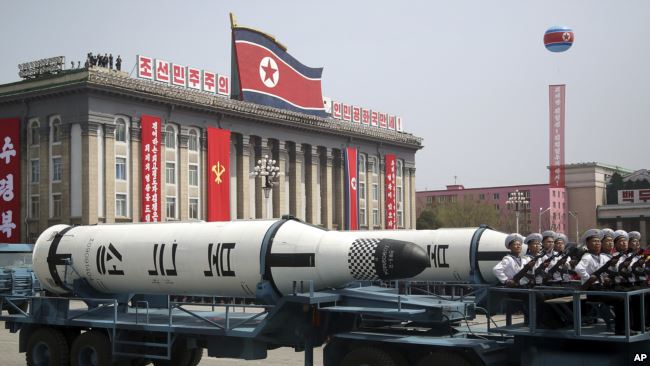 Korea Utara memamerkan misil balistik kapal selam di lapangan Kim Il Sung pada parade militer di Pyongyang, Sabtu (15/4).